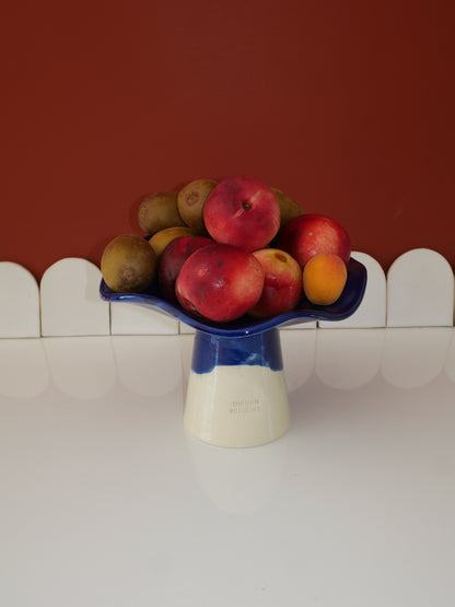 Modèle en stock - La Coupe est pleine – coupe de fruits sur pied émaillée blanc & bleu brillant - version S