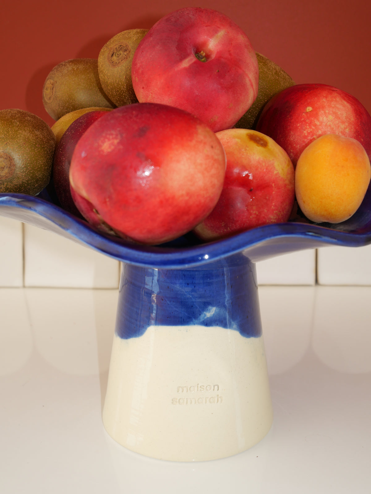 Modèle en stock - La Coupe est pleine – coupe de fruits sur pied émaillée blanc & bleu brillant - version S