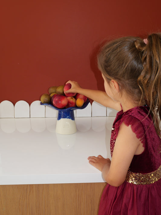 Modèle en stock - La Coupe est pleine – coupe de fruits sur pied émaillée blanc & bleu brillant - version S