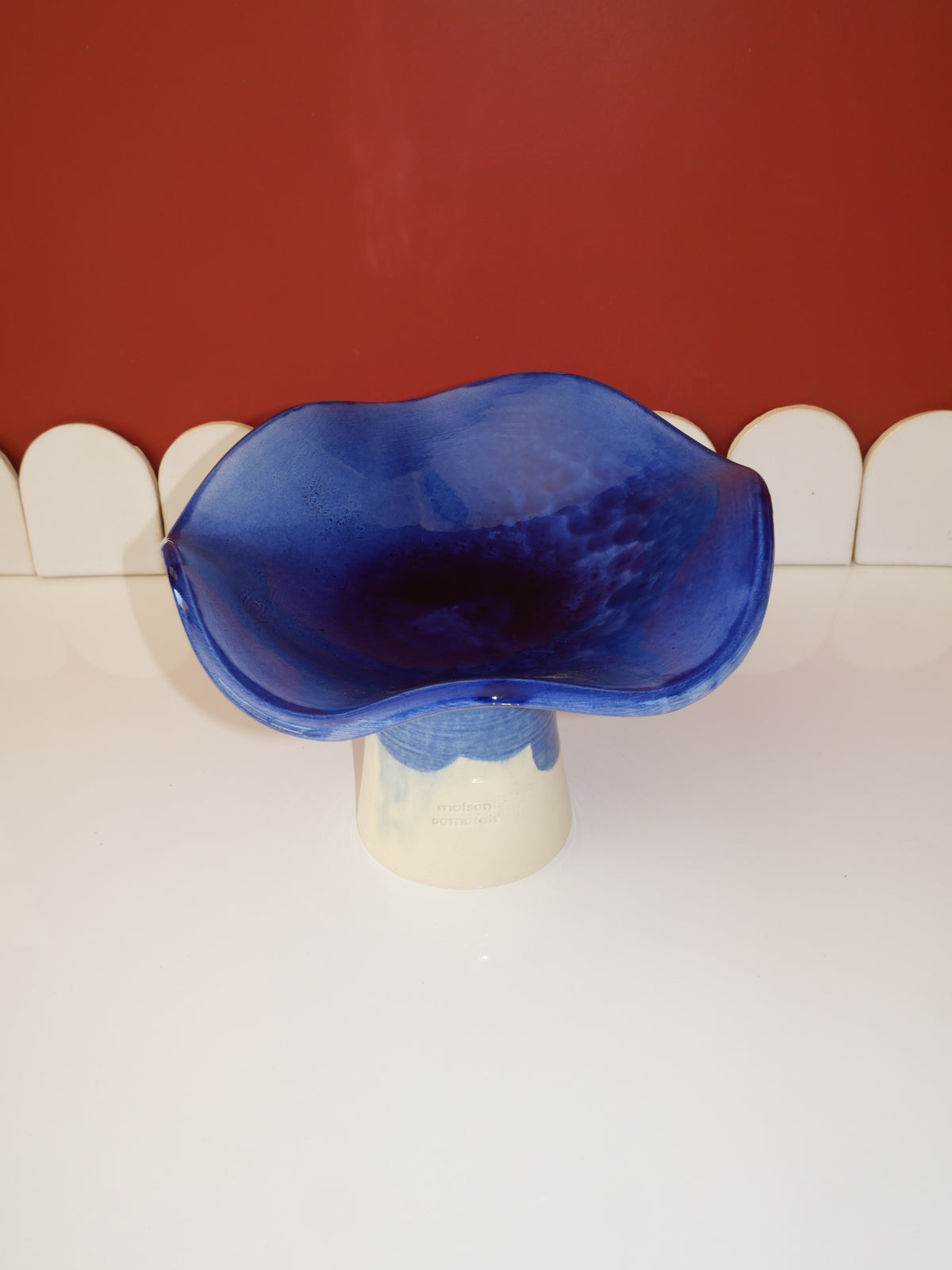 Modèle en stock - La Coupe est pleine – coupe de fruits sur pied émaillée blanc & bleu brillant - version S