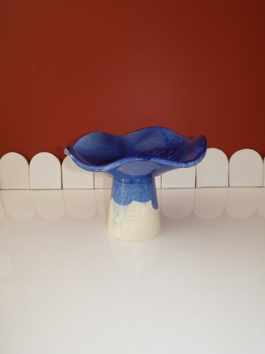 Modèle en stock - La Coupe est pleine – coupe de fruits sur pied émaillée blanc & bleu brillant - version S