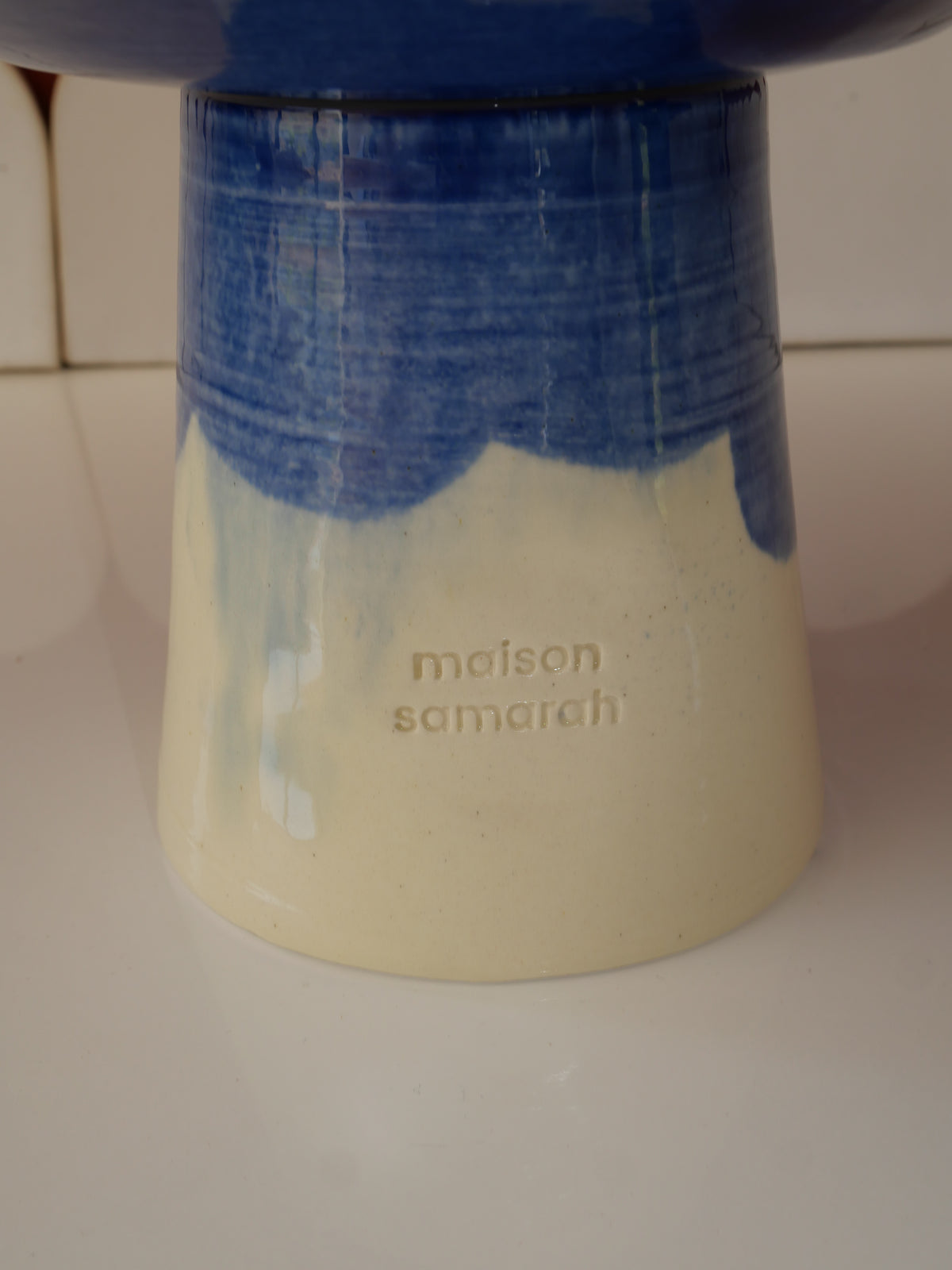 Modèle en stock - La Coupe est pleine – coupe de fruits sur pied émaillée blanc & bleu brillant - version S