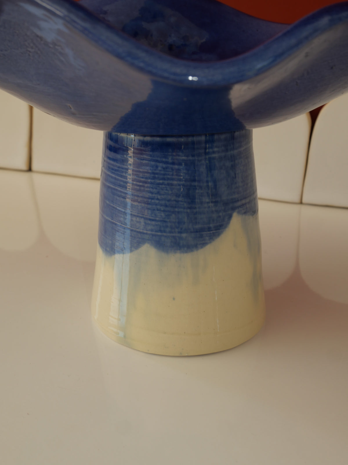 Modèle en stock - La Coupe est pleine – coupe de fruits sur pied émaillée blanc & bleu brillant - version S
