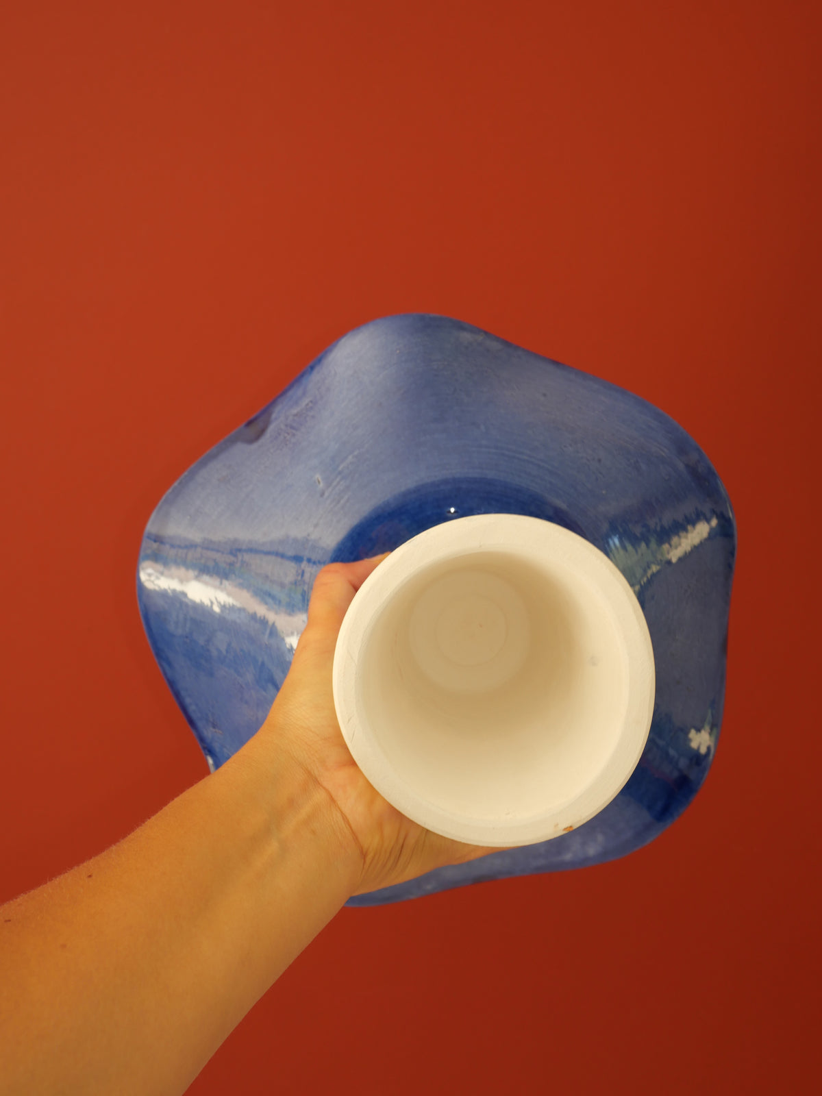 Modèle en stock - La Coupe est pleine – coupe de fruits sur pied émaillée blanc & bleu brillant - version S
