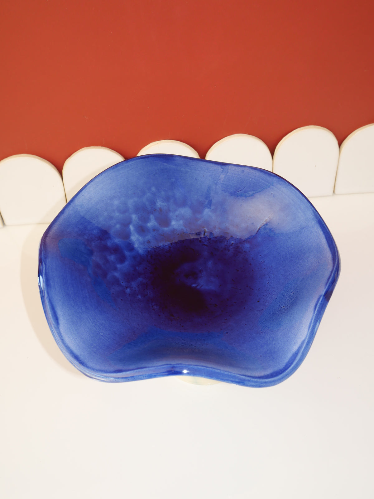 Modèle en stock - La Coupe est pleine – coupe de fruits sur pied émaillée blanc & bleu brillant - version S