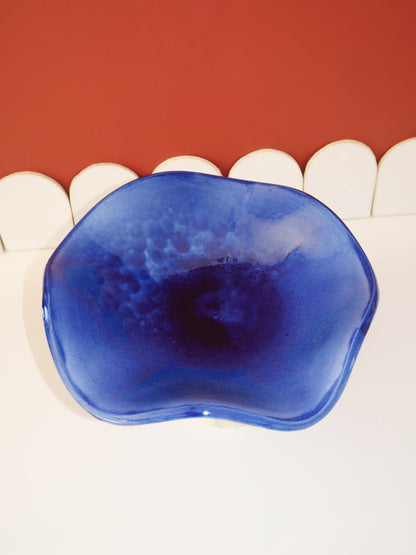 Modèle en stock - La Coupe est pleine – coupe de fruits sur pied émaillée blanc & bleu brillant - version S