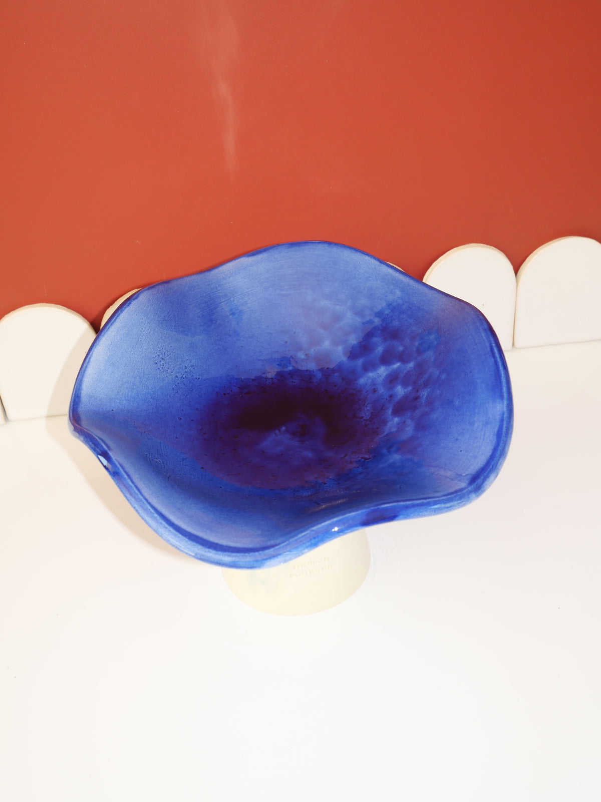 Modèle en stock - La Coupe est pleine – coupe de fruits sur pied émaillée blanc & bleu brillant - version S
