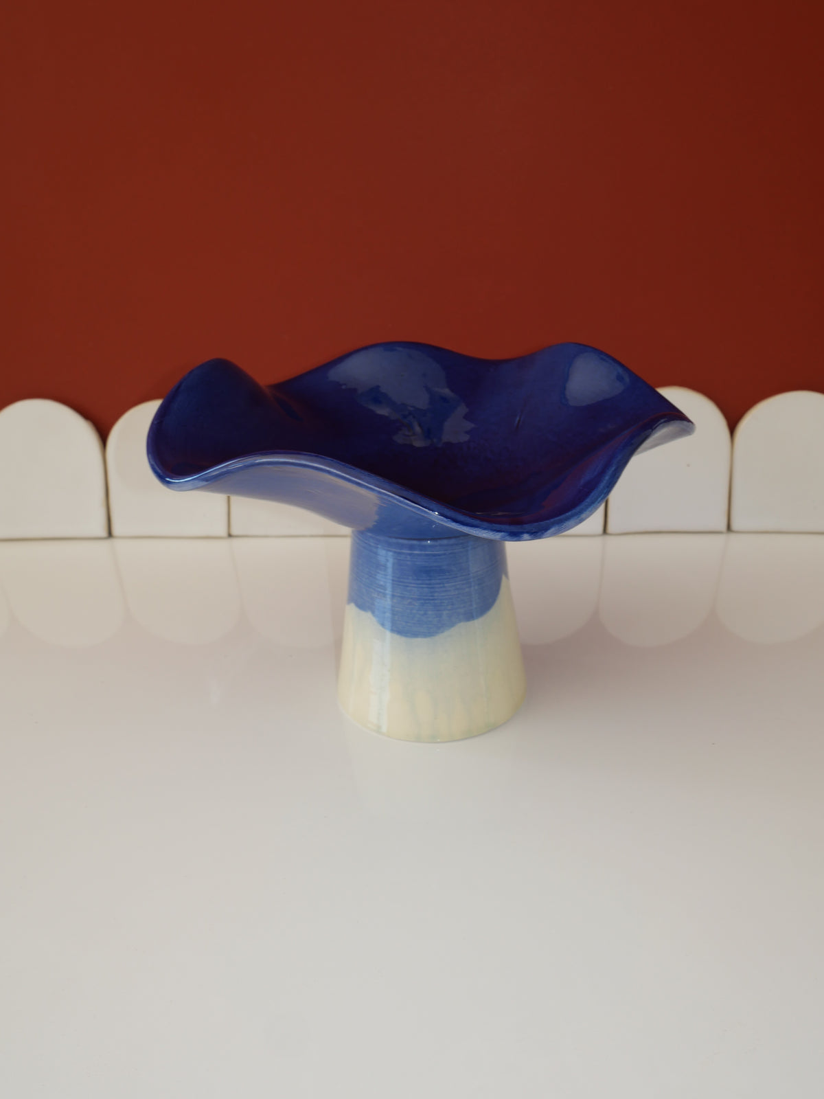 Modèle en stock - La Coupe est pleine – coupe de fruits sur pied émaillée blanc & bleu brillant - version S