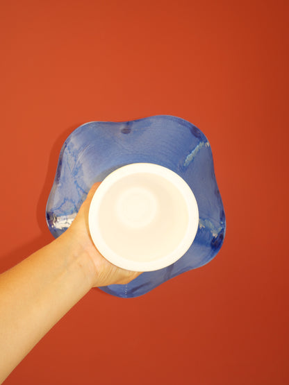 Modèle en stock - La Coupe est pleine – coupe de fruits sur pied émaillée blanc & bleu brillant - version S