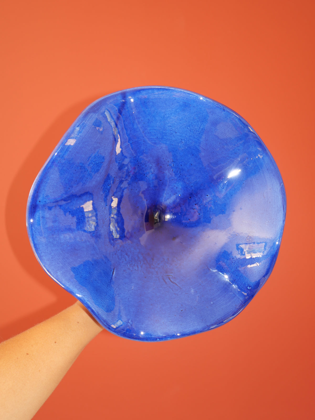 Modèle en stock - La Coupe est pleine – coupe de fruits sur pied émaillée blanc & bleu brillant - version S