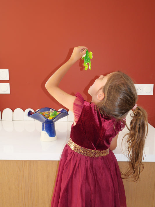 Modèle en stock - La Coupe est pleine – coupe de fruits sur pied émaillée blanc & bleu brillant - version S