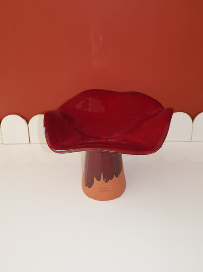 Modèle en stock - La Coupe est pleine – coupe de fruits en terre cuite émaillée rouge profond brillant - version M