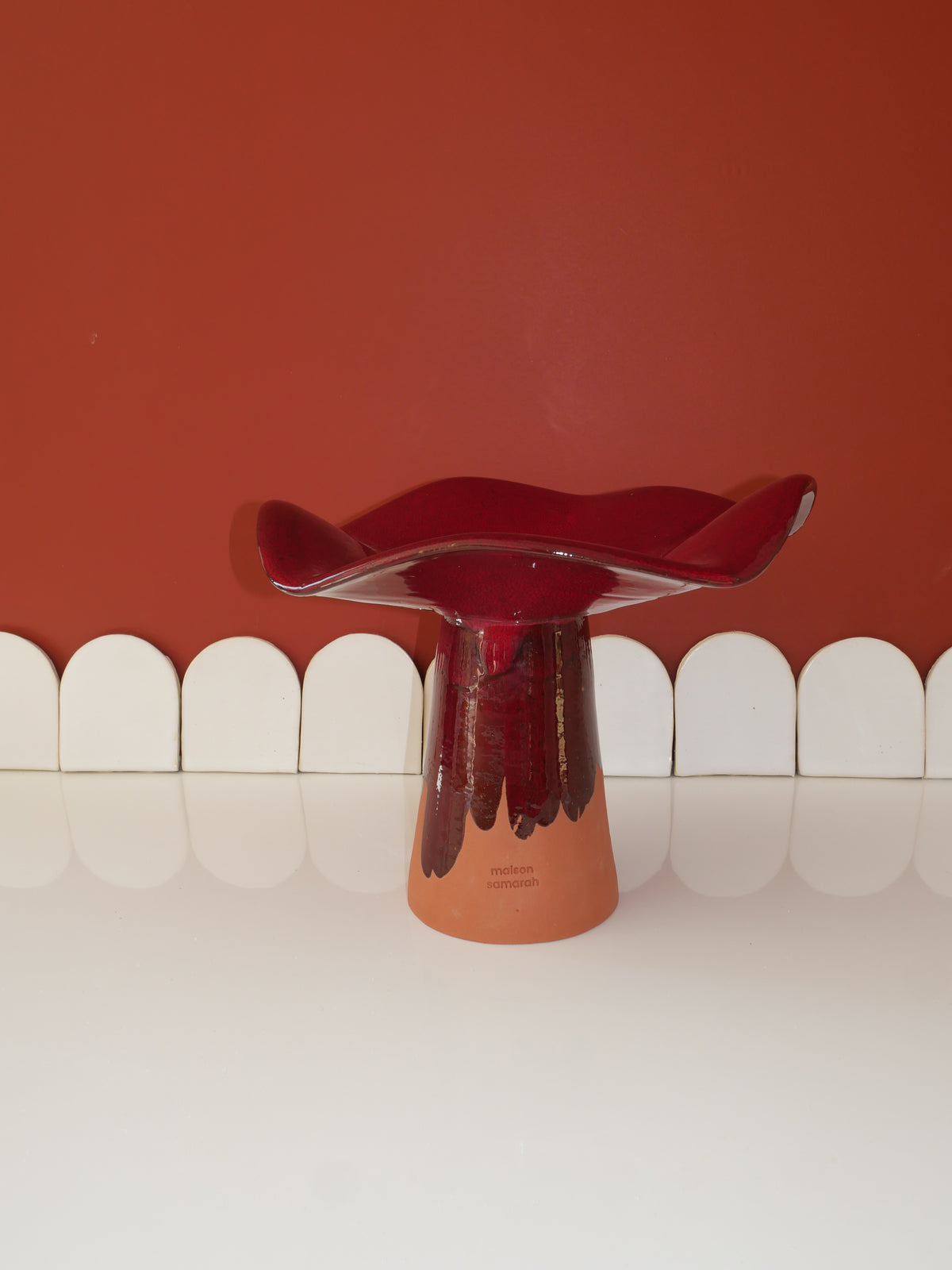Modèle en stock - La Coupe est pleine – coupe de fruits en terre cuite émaillée rouge profond brillant - version M