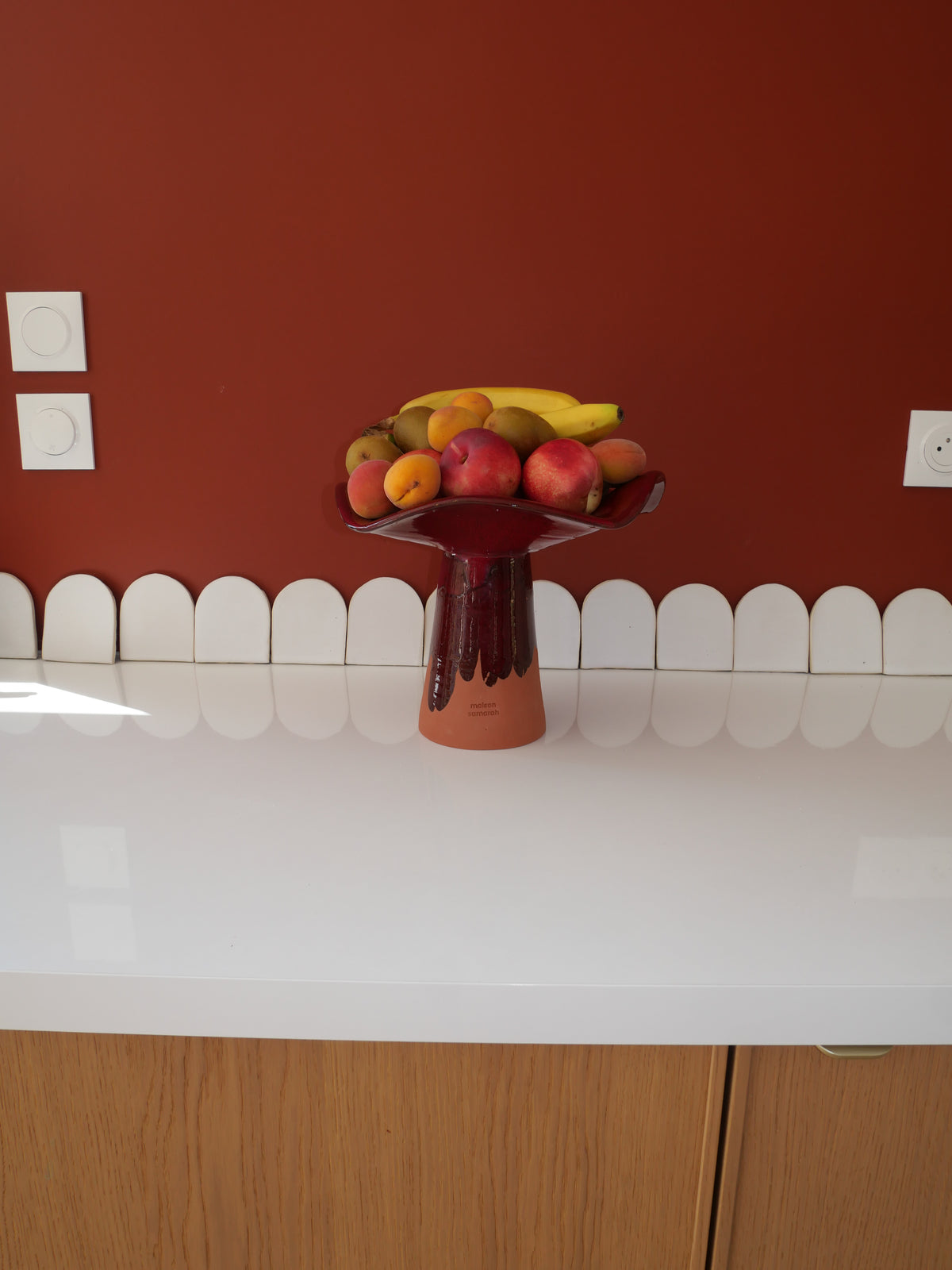 Modèle en stock - La Coupe est pleine – coupe de fruits en terre cuite émaillée rouge profond brillant - version M
