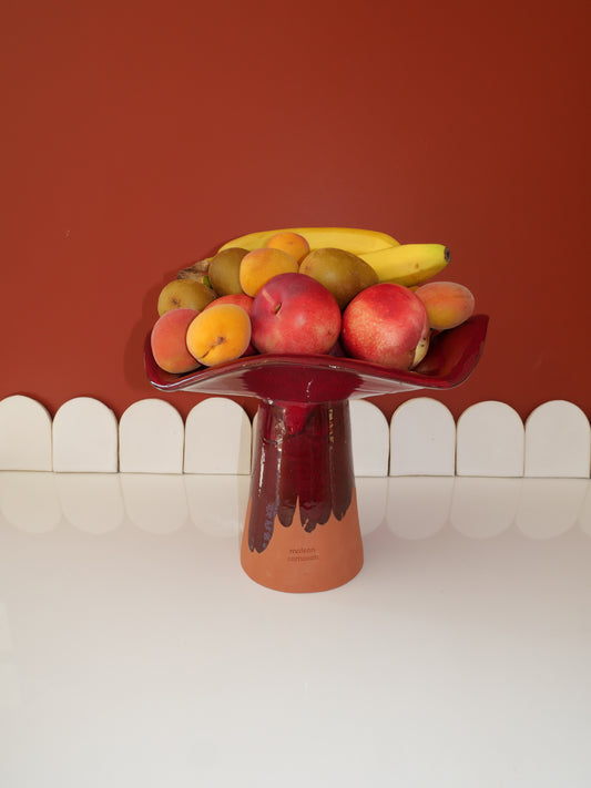 Modèle en stock - La Coupe est pleine – coupe de fruits en terre cuite émaillée rouge profond brillant - version M