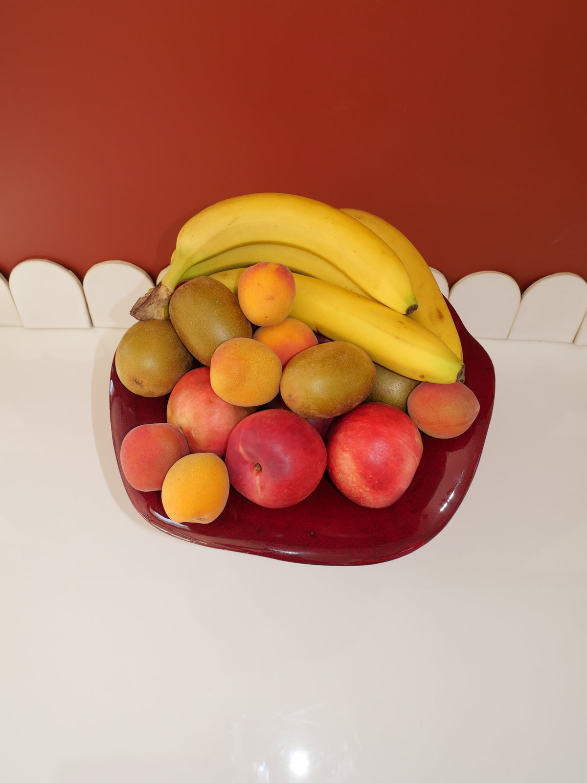 Modèle en stock - La Coupe est pleine – coupe de fruits en terre cuite émaillée rouge profond brillant - version M