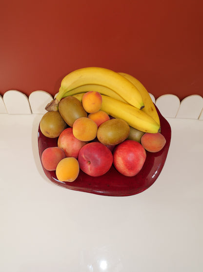 Modèle en stock - La Coupe est pleine – coupe de fruits en terre cuite émaillée rouge profond brillant - version M