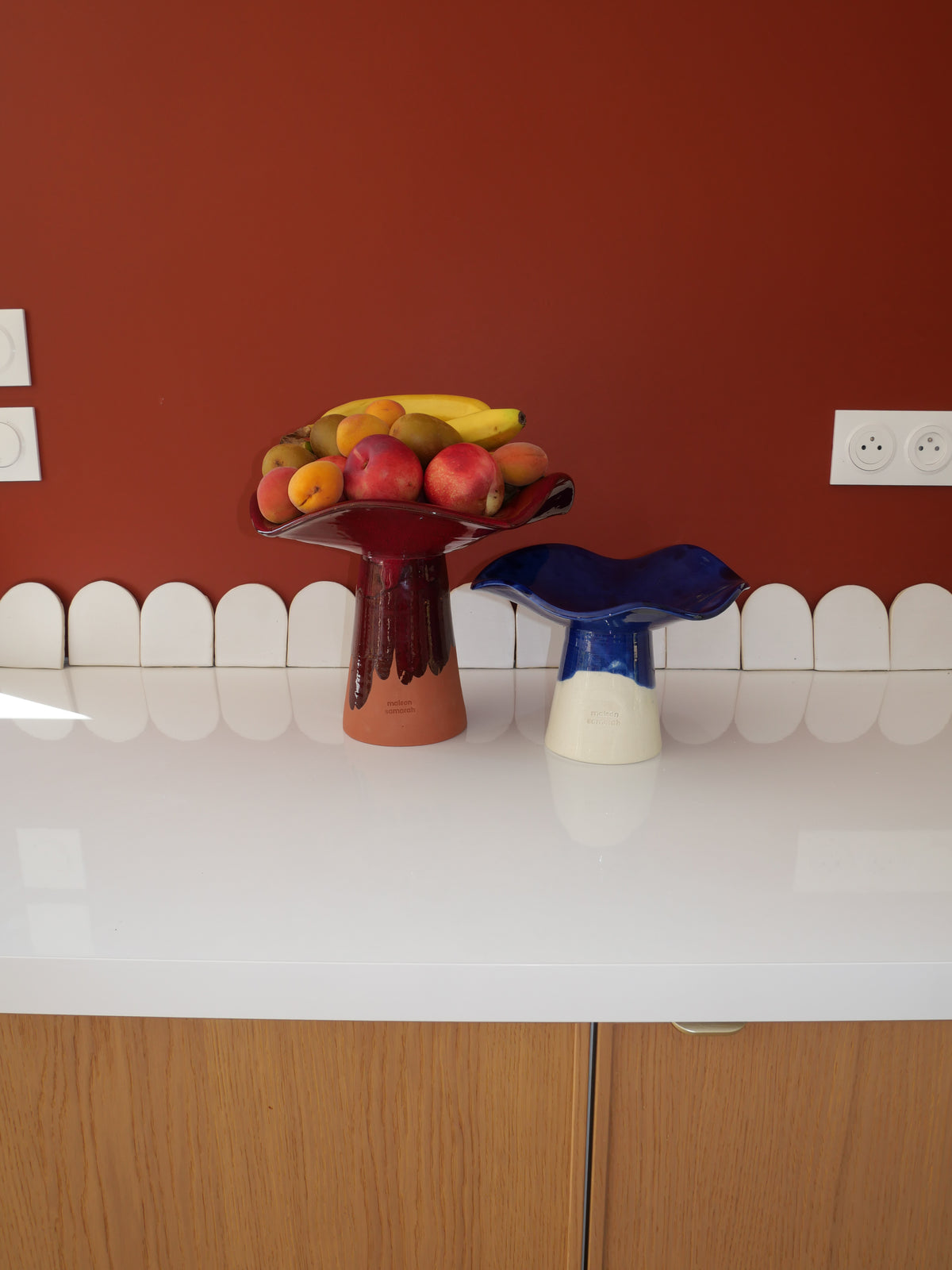 Modèle en stock - La Coupe est pleine – coupe de fruits en terre cuite émaillée rouge profond brillant - version M