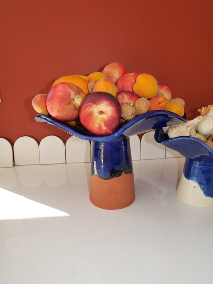 Modèle en stock - La Coupe est pleine – coupe de fruits en terre cuite émaillée bleu brillant - version M