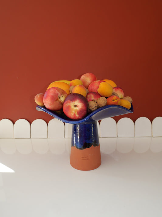 Modèle en stock - La Coupe est pleine – coupe de fruits en terre cuite émaillée bleu brillant - version M