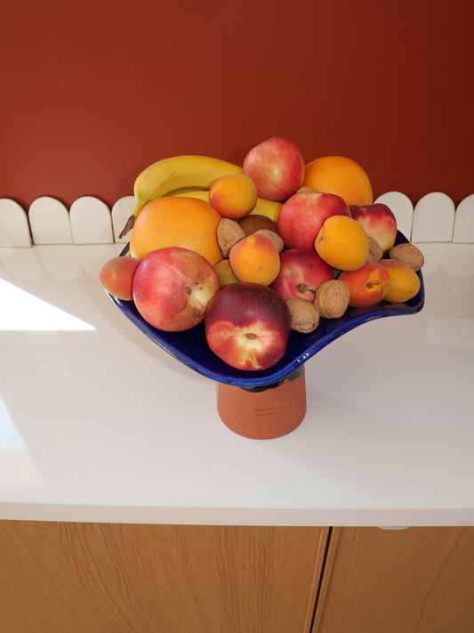 Modèle en stock - La Coupe est pleine – coupe de fruits en terre cuite émaillée bleu brillant - version M