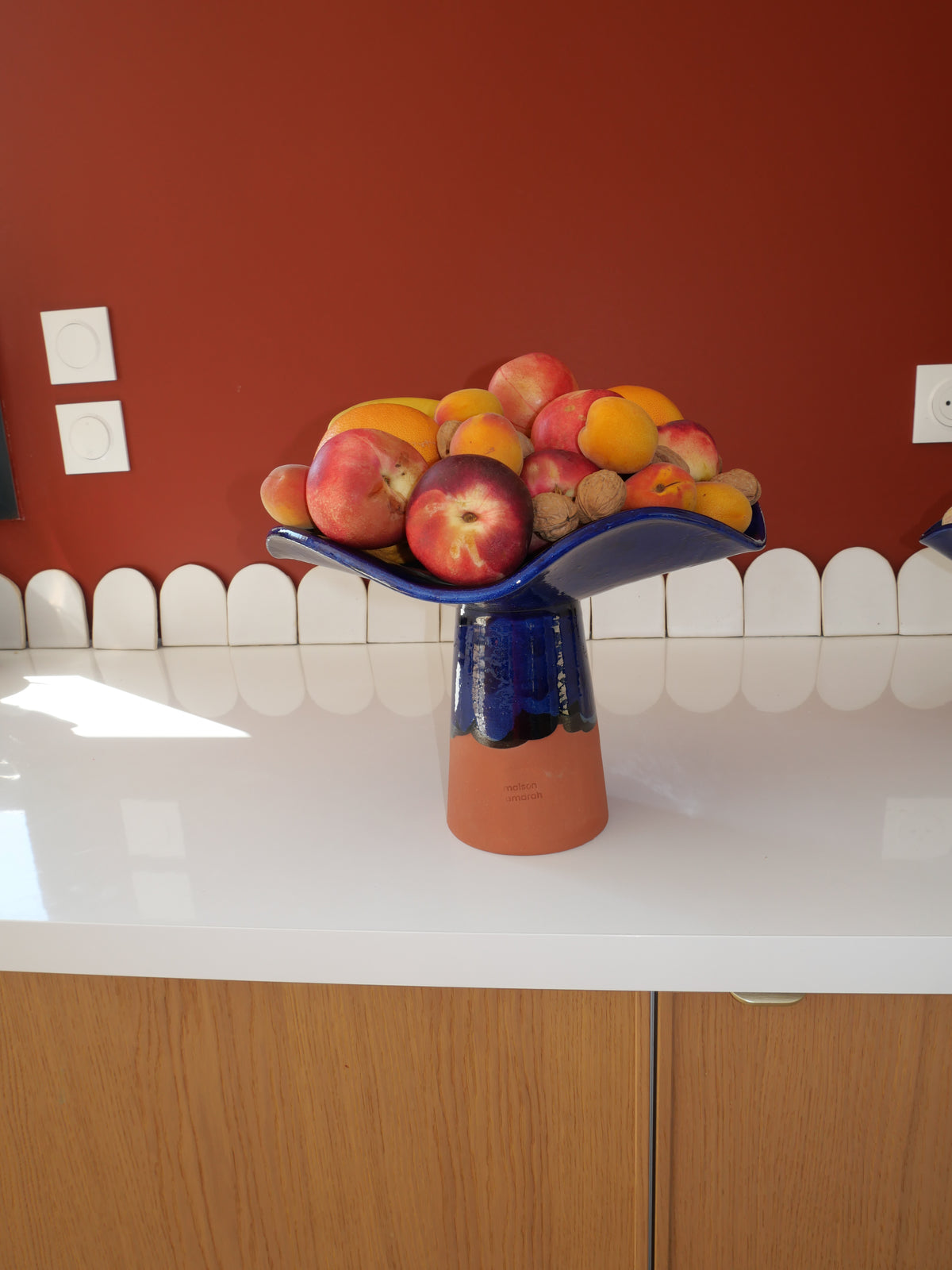 Modèle en stock - La Coupe est pleine – coupe de fruits en terre cuite émaillée bleu brillant - version M