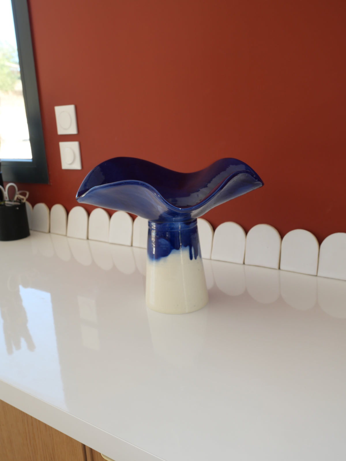 Modèle en stock - La Coupe est pleine – coupe de fruits blanc et émaillée en bleu - version M