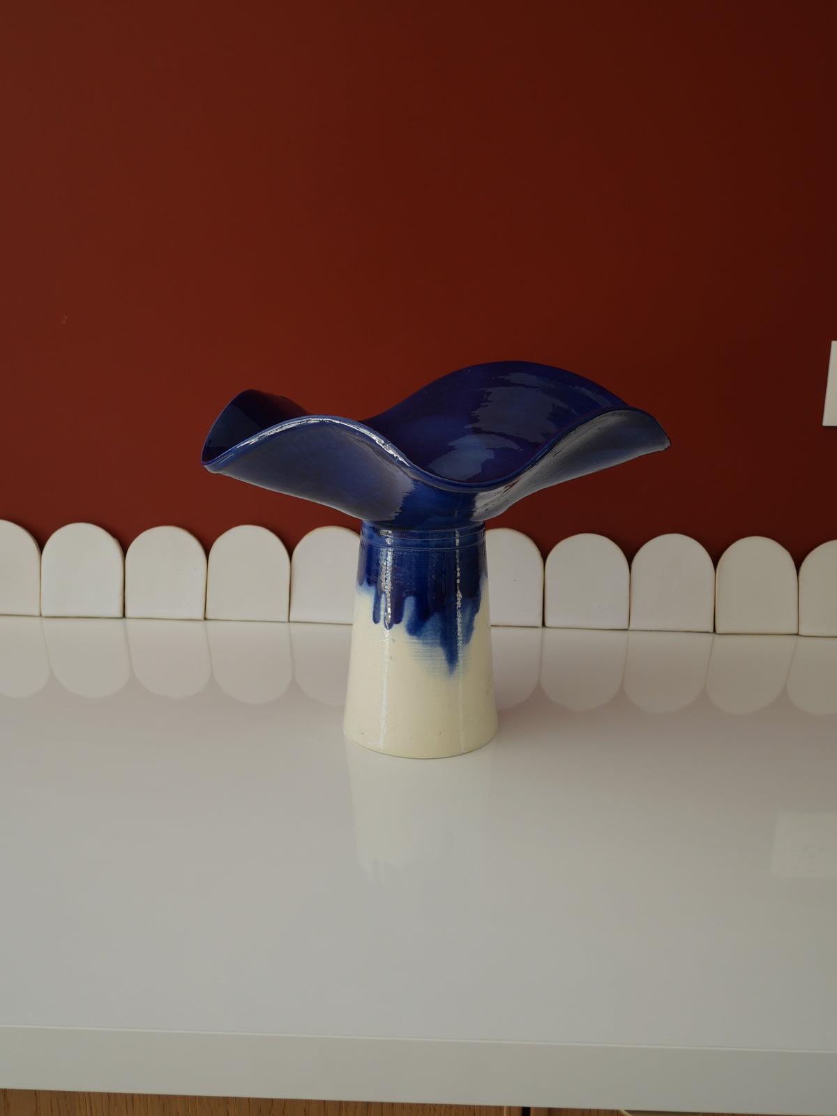 Modèle en stock - La Coupe est pleine – coupe de fruits blanc et émaillée en bleu - version M