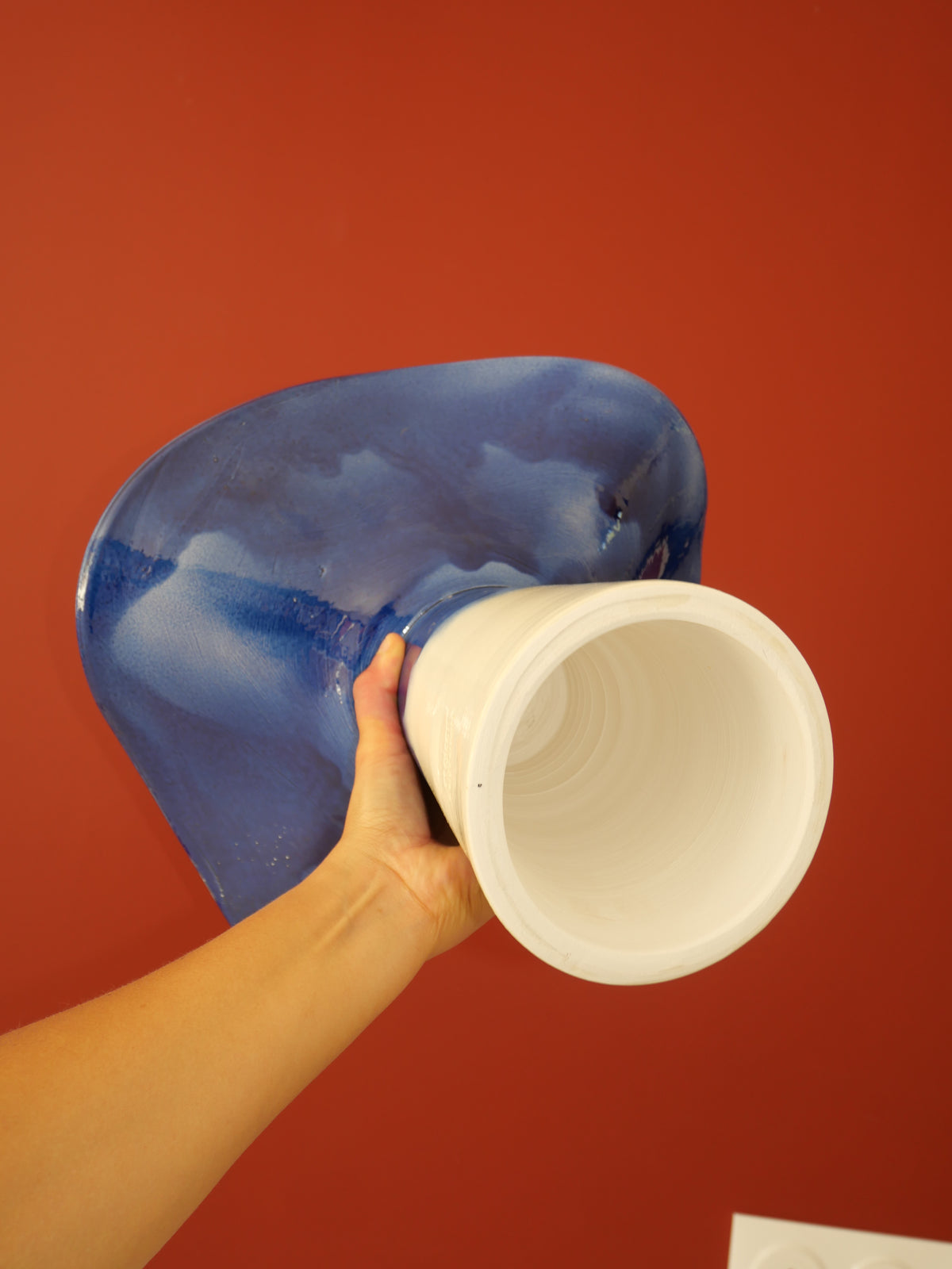 Modèle en stock - La Coupe est pleine – coupe de fruits blanc et émaillée en bleu - version M