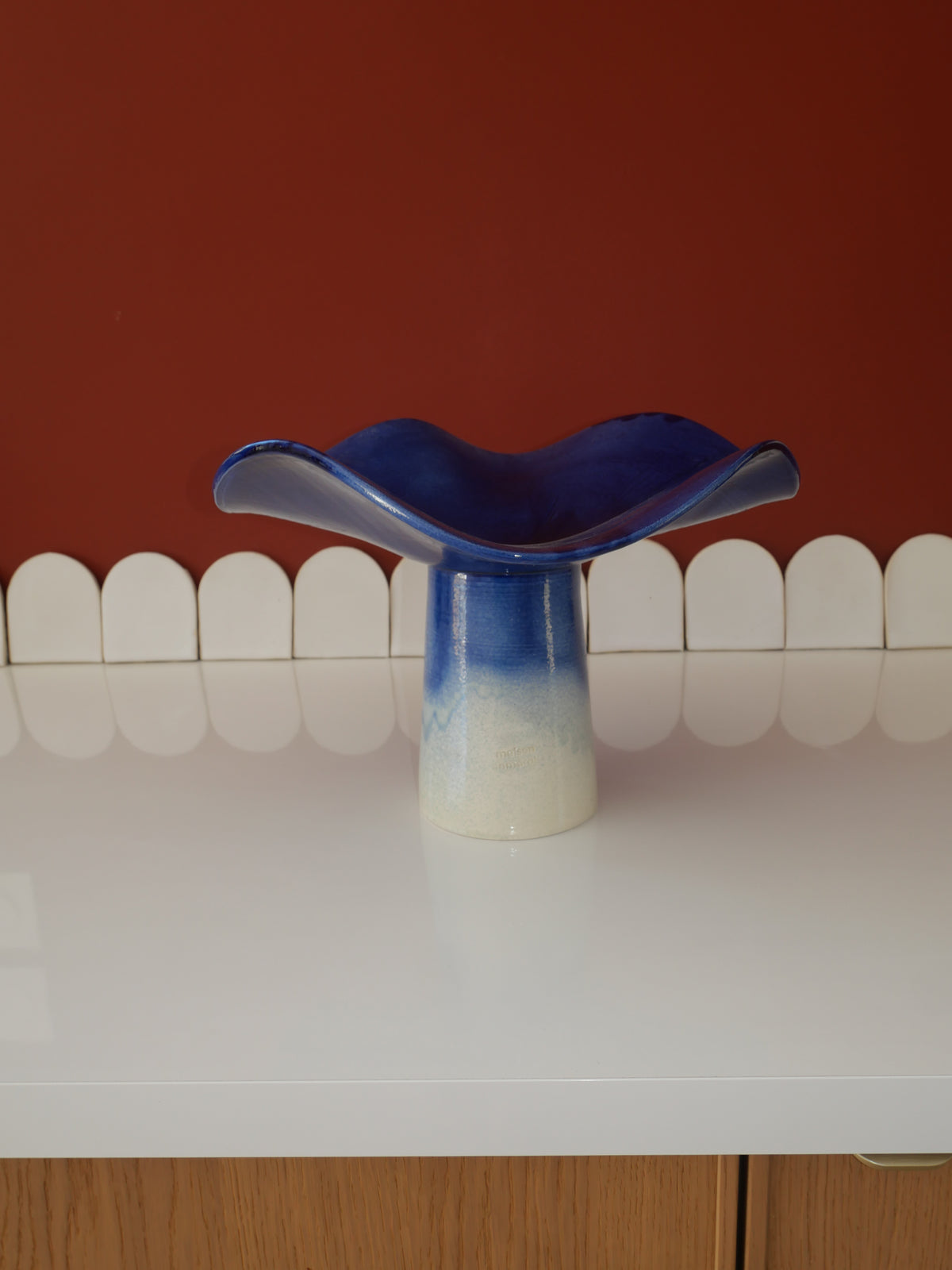 Modèle en stock - La Coupe est pleine – coupe de fruits blanc et émaillée en bleu - version M