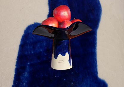 La Coupe est pleine – coupe de fruits sur pied émaillée blanc & bleu profond brillant- version M