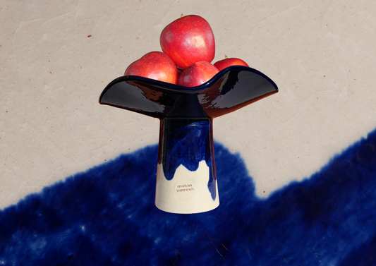 La Coupe est pleine – coupe de fruits sur pied émaillée blanc & bleu profond brillant- version M