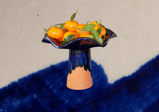 La Coupe est pleine – coupe de fruits en terre cuite émaillée bleu profond brillant - version M