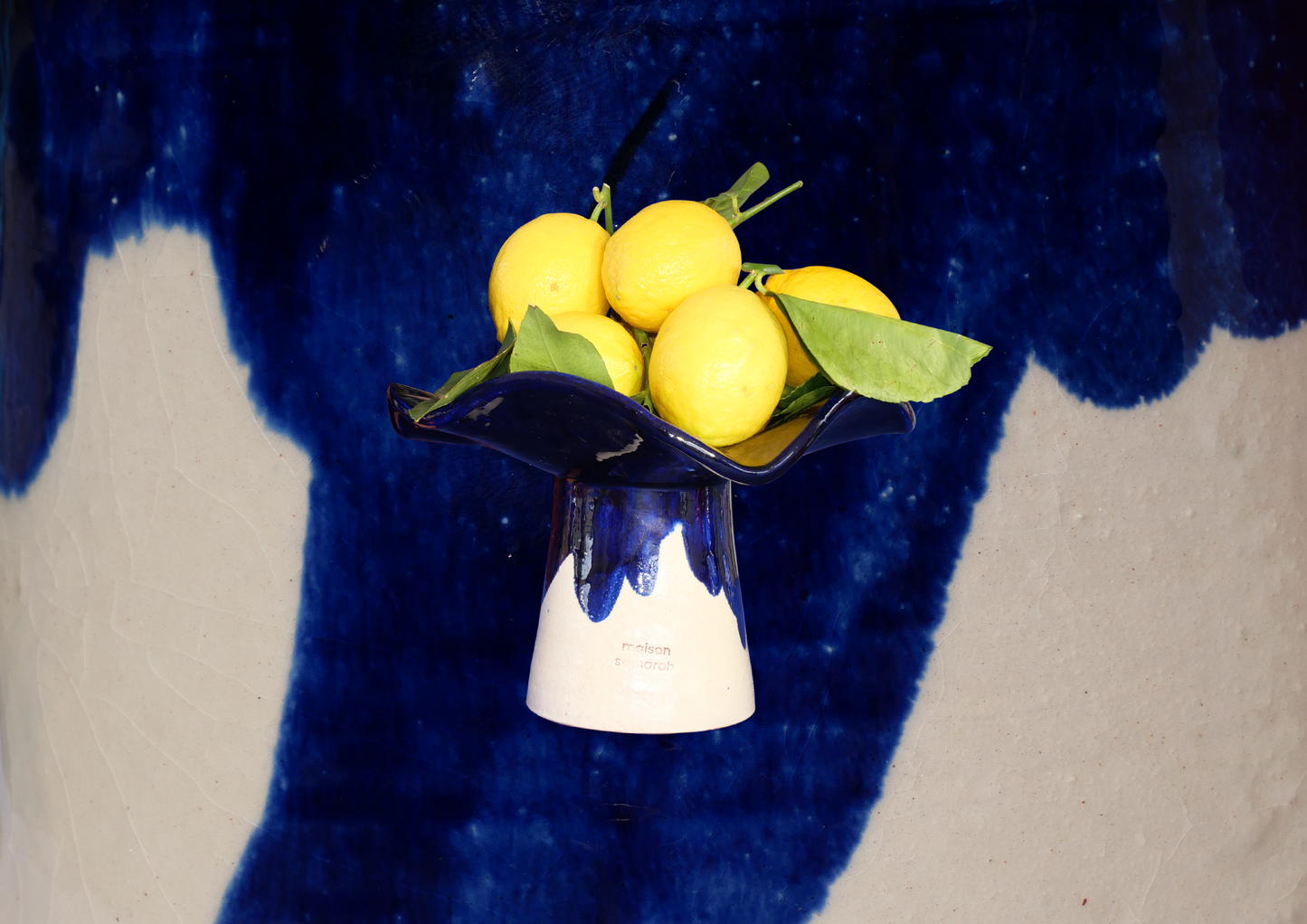 La Coupe est pleine – coupe de fruits sur pied émaillée blanc & bleu profond brillant - version S