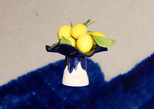 La Coupe est pleine – coupe de fruits sur pied émaillée blanc & bleu profond brillant - version S