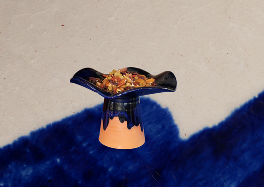 La Coupe est pleine – coupe de fruits en terre cuite émaillée bleu profond brillant - version S